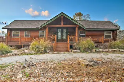 Image de Log Cabin énorme w \/ Deck - 5 minutes de Table Rock Lake!