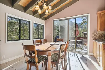 Image de Sur le Edge- Contemporain 4 Br Alpine Meadows