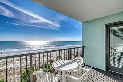 Image de Luxury Oceanfront Two Bedroom Two Bath Condo à Carolina Dunes! (5ème étage)