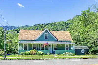 Image de Hunter Home avec foyer - À quelques pas de la rivière Schoharie!