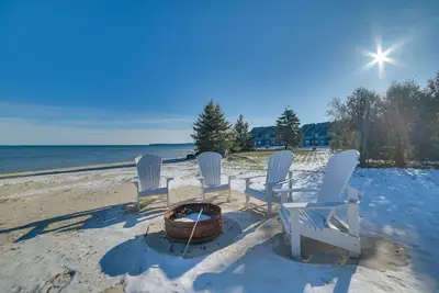 Image de St. Ignace Cottage w \/ Deck & Beach sur le lac Huron!