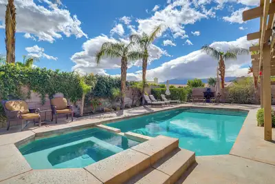 Image de Haut de gamme de La Quinta House avec piscine privée et spa!