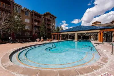Image de Rafting Gratuit Sur La Rivière! Summer Getaway - Unité au 6ème Étage Avec vue sur la Montagne, Patio Privé + Piscine, Salle de Sport