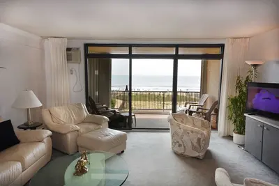 Image de Exquis, élégant condo de 2 chambres en bord de mer idéal pour les familles avec Wi-Fi gratuit, une piscine extérieure et une vue imprenable sur l'océan situé dans les quartiers chics à quelques pas de la plage!