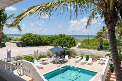 Image de En face de la plage avec une piscine