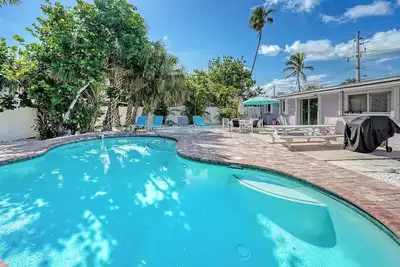 Image de Piscine chauffée WiFi Gratuit & Trolley Près de Gulf & Bay Beach Dog Friendly!