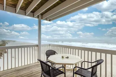 Image de condo en bord de mer avec une vue magnifique à proximité de la piscine