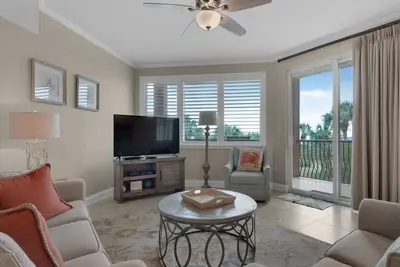 Image de Regarder les vagues crash du rivage dans ce condo magnifique! En face de la plage!