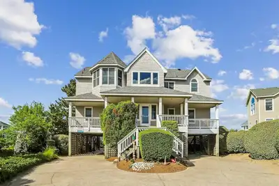 Image de Tout Simplement Magnifique! ! 5 Brs, Piscine privée, bain à remous, table de billard et un chien!