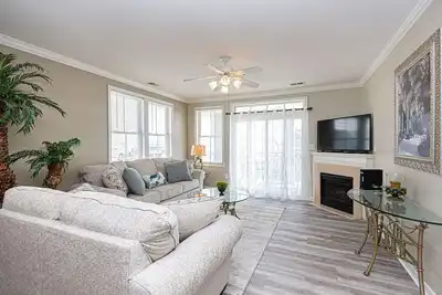 Image de Luxueux Condo de 3 chambres à coucher avec WiFi dans une résidence fermée sur Bayside avec piscines intérieure / extérieure, plages privées, restaurant et plus encore à seulement dix minutes de la plage!