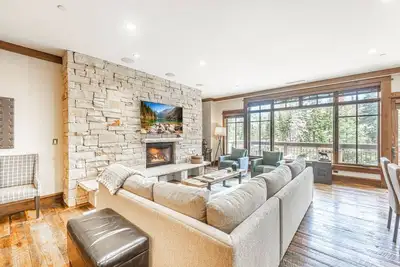 Image de Exclusive Upper Dv Summer Retreat w Ac Central! Navette Gratuite sur Demande Arrowleaf, Foyer, Bain Ă Remous