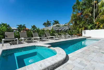 Image de Spacieux Pool Home w / Hot Tub; Marcher jusqu'à la plage de Vanderbilt; Dormez jusqu'à 12!