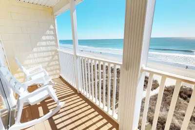 Image de Magnifique condo en bord de mer 7 lits 5. 5 salles de bain grande unité de coin avec une vue imprenable!