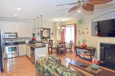 Image de Maison de ville de luxe colorée avec 3 chambres, connexion Wi-Fi gratuite et décoration tropicale, située dans le centre-ville calme et à moins d’un pâté de maisons de la plage et offrant une vue partielle sur l’océan!