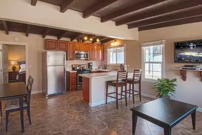 Image de Cette unité inférieure super mignonne et charmante se trouve à une seule maison de plaisir au soleil