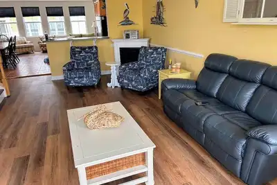 Image de Fabuleuse maison de ville de luxe avec 5 chambres, salle de bains, piscine privée et piscine privée, restaurant et plus encore à dix minutes de la plage!