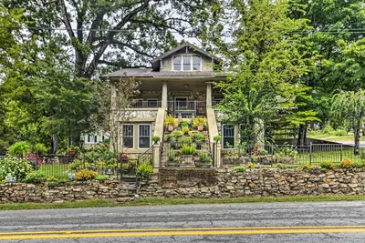 Image de Maison historique \"Hardy\" sur la rue Main avec foyer!