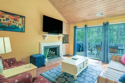 Image de Accueil amusant, frais et aéré avec spa privé, piscine communautaire et tennis situé dans le centre de Sea Pines.
