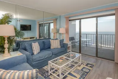 Image de 2 chambres et une tanière, 2 salles de bain condo sur la Plaza, avec piscine intérieure et extérieure et vue sur l'océan
