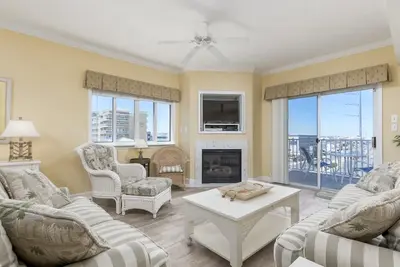 Image de Décoré avec goût 3 chambres bloc de l'océan condo avec piscine extérieure. Pratique pour la plage, des commerces et des restaurants. .