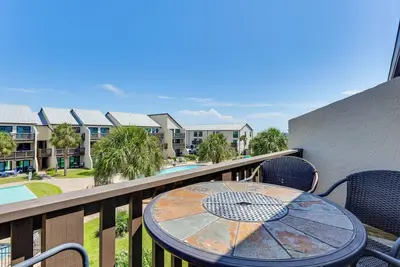 Image de Bord de l'eau Panama City Beach Condo w / Pool Access!