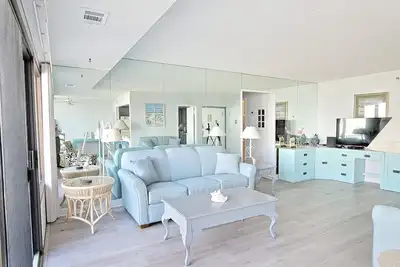 Image de Luxueux condo spacieux avec 2 chambres à coucher en bord de mer avec WiFi, une piscine intérieure, une salle de jeux et une vue magnifique sur l'océan situé dans le centre-ville et à quelques pas de la plage!