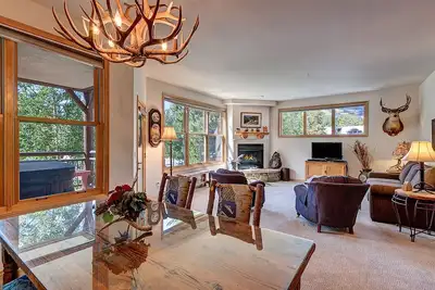 Parfaitement situé condo Breckenridge, 2 pâtés de maisons de la rue principale, bain à remous, de belles vues!