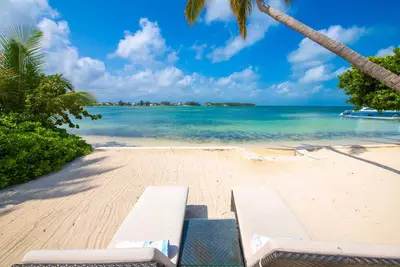 Image de Tarasand: Villa moderne en bord de mer avec des intérieurs magnifiques et une plage immaculée aux pieds nus