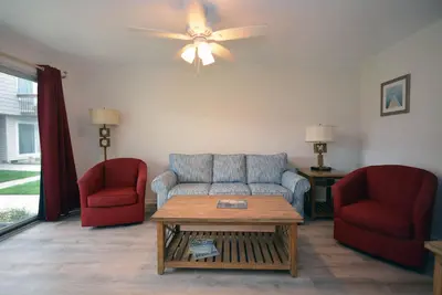 Image de Condo confortable et traditionnel de 2 chambres côté baie avec Wi-Fi gratuit, chaînes Hbo et une piscine extérieure située au rez-de-chaussée dans un complexe familial du centre-ville près de la promenade et à cinq pâtés de maisons de la plage!
