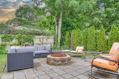 Image de Cape Cod Home w \/ Patio & Fire Pit, à 10 minutes de la plage