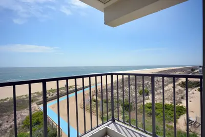 Image de Condo 1 chambre en bord de mer, immaculé et lumineux avec Wi-Fi gratuit, décor côtier et une vue magnifique sur l'océan situé dans le centre-ville calme et à seulement quelques pas de la plage!