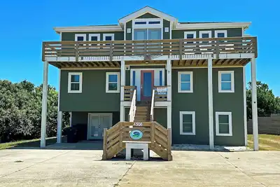 Image de Superbe w 6 chambres \/ table de billard, cuisine gastronomique, une piscine privée et un jacuzzi.