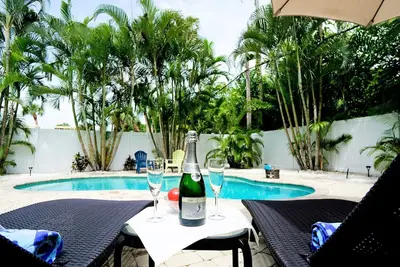 Image de Sunbreeze - charme 3/2. 5 maison, grande piscine, pas de la plage!