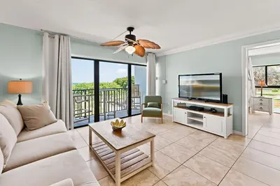 Image de Vue de l'océan depuis votre lit! Condo lumineux en bord de mer direct près de la jetée!
