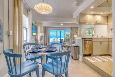 Image de Mise �� Jour Du Chalet De Style Florida Ancienne Directement Sur La Plage!