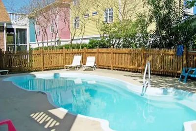 Image de Profitez de la plage le jour et la piscine la nuit dans une maison de premier ministre