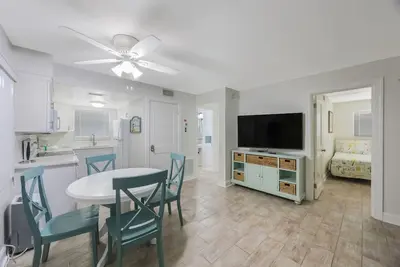 Image de # 114 Surf Song Resort: 2 Br / 2 Ba rez-de-chauss��e �� Madeira Beach, pour 4 personnes