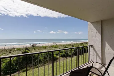 Image de Condo rénové avec goût en bord de mer avec piscine et courts de tennis