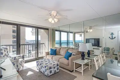 Image de Confortable et confortable condo en bord de mer de 3 chambres avec Wi-Fi gratuit, une vue époustouflante sur l'océan, une piscine intérieure et extérieure et davantage situé en centre-ville et à quelques pas de la plage!
