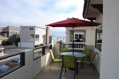 Image de Unité supérieure nouvellement rénové belle avec balcon incroyable pour les grillades et le refroidissement