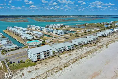 Image de Queen's Grant B-105 - Condo au premier étage avec vue sur la mer avec piscine communautaire, bain à remous, rampe de mise à l'eau et accès au quai!
