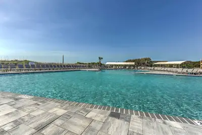 Image de Condo Hilton Head avec piscine, bars et vélos sur place!