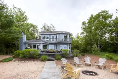 Image de Lavish Charlevoix Home w \/ Fire Pit sur le lac Michigan