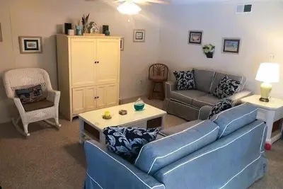 Image de Cette propriété de charme 2 chambres 2 salles de bains appartement 6 personnes confortablement. Caractéristiques du cadre privé ultime avec vue boisées que vous pouvez profiter de votre terrasse spacieuse. .