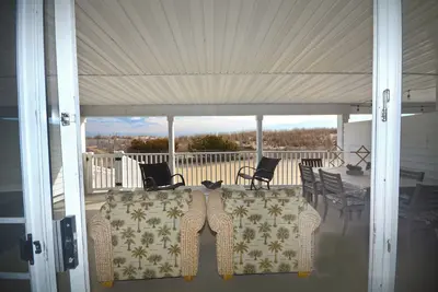 Image de Confortable condo en bord de mer de 2 chambres avec WiFi gratuit, une vue magnifique sur l'océan et un thème marin amusant situé en haut du centre-ville, à quelques pas de la plage!