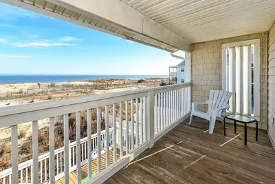 Image de Maison de ville colorée et amusante de 3 chambres en bord de mer avec WiFi, une grande terrasse couverte, un décor de plage, un accès au balcon dans plusieurs chambres et une vue fantastique sur l'océan situé dans les quartiers chics de la famille à qu.