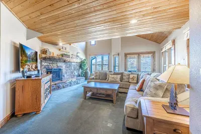 Image de Bas Tarifs ÉTÉ Mise à Jour 4 Chambres + Mezzanine Avec Bain à Remous Privé et Grill sur Lowell, à Pied ou en bus