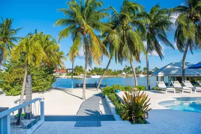 Great Escape: Villa Serene Cove dans le quartier calme de Cayman Kai avec piscine et quai