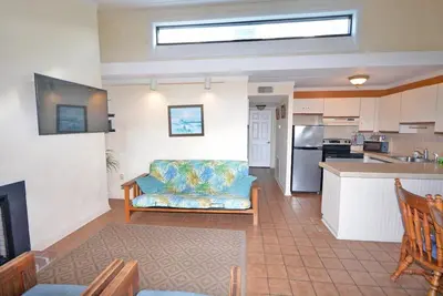 Image de Grand condo de 2 chambres avec connexion Wi-Fi gratuite et petite vue partielle sur l'océan, situé dans le centre de l'océan, à quelques pas de la plage!