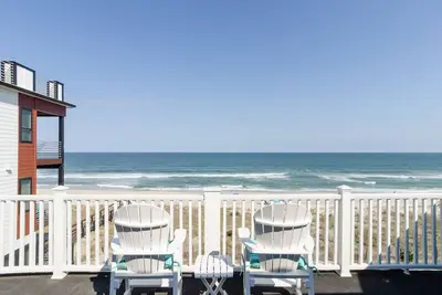 Image de Profitez des vues imprenables sur la côte longue à ce condo en bord de mer au dernier étage
